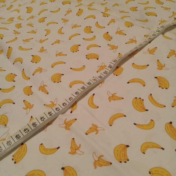 Cotton fabric with banana pattern on white background - Picture 1 of 3